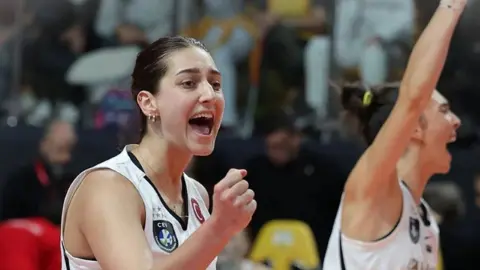 VakıfBank, Galatasaray’a set vermedi