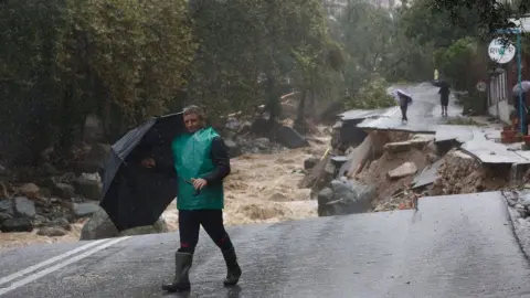 Yunanistan'da 9 bölgede 29 Ekim'e kadar kırmızı alarm uygulanacak