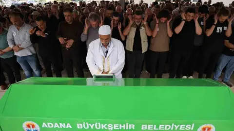 Tekne kazasında hayatını kaybeden doktor Adana’da toprağa verildi