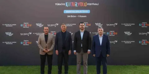 AK Parti Genel Sekreteri İnan, İzmir Kültür Yolu Festivali’ndeki sergileri gezdi