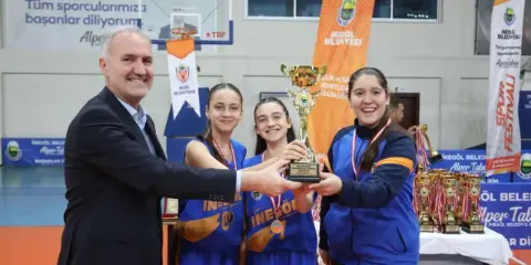 Sokak basketbolunda şampiyonlar kupalarını aldı