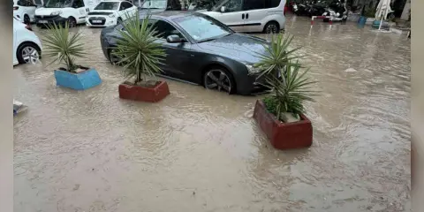 Çeşme'de şiddetli yağış cadde ve sokakları su altında bıraktı, araçlar suya gömüldü