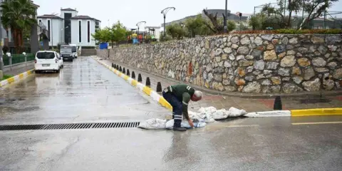 Kuşadası’nda mazgallar taşkınlara karşı temizlendi
