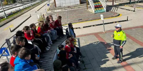 Polisten miniklere trafik eğitimi