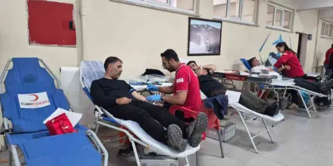 Sarıkamış’ta üniversite öğrencilerinden Kızılay’a kan bağışı desteği