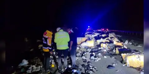 Sakaltutan mevkisinde devrilen tırın yükü yola savruldu