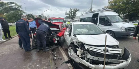 Samsun’da otomobiller kafa kafaya çarpıştı: 1’i ağır 2 yaralı