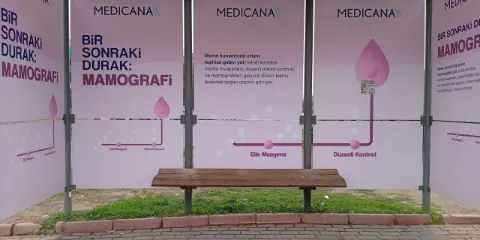 Konya’da otobüs durağı pembeye büründü