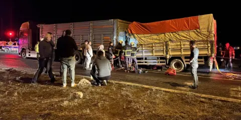 Tıra arkadan çarpan kamyonetin sürücüsü ağır yaralandı