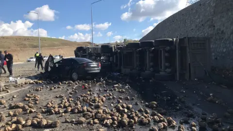 TIR otomobili altına aldı! Ölü sayısı çok!