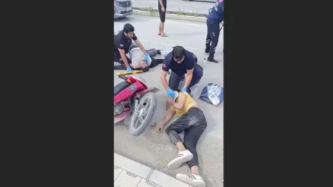 Tırla motosiklet çarpıştı, 3 genç yola savruldu