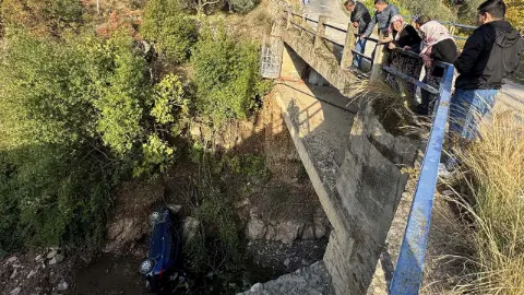 Otomobil bir anda dereye uçtu