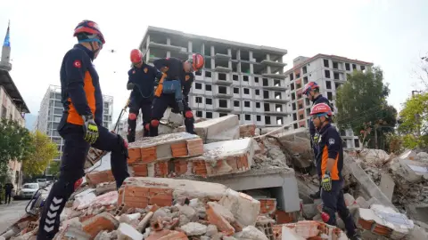 İzmir depreminin 6. yılında 3 ilde 6,7 şiddetinde deprem paniği