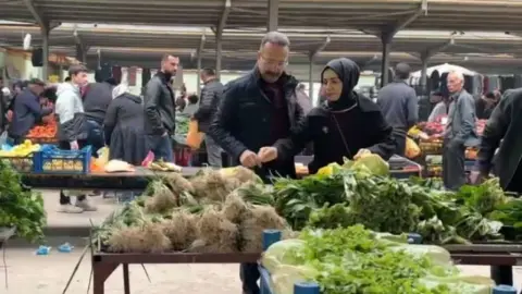 Ardahan Valisi Yamlı ve eşi pazar tezgâhlarını gezerek alışveriş yaptı