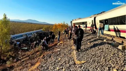 İspanya'da iki yüksek hızlı tren çarpıştı: 46 ölü