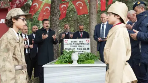 Çanakkale’de tarihe geçen kahraman mezarı başında anıldı