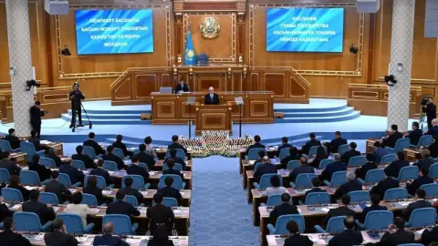Tokayev: "Kazakistan’ın ilk nükleer enerji santralinin inşaatına 2027 yılında başlanması mümkün