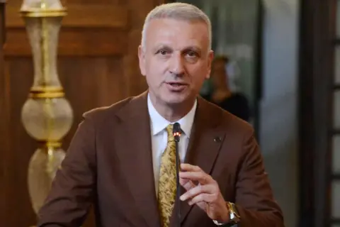 Azerbaycan: Cumhurbaşkanı danışmanı Oktay Saral uzaklaştırıldı