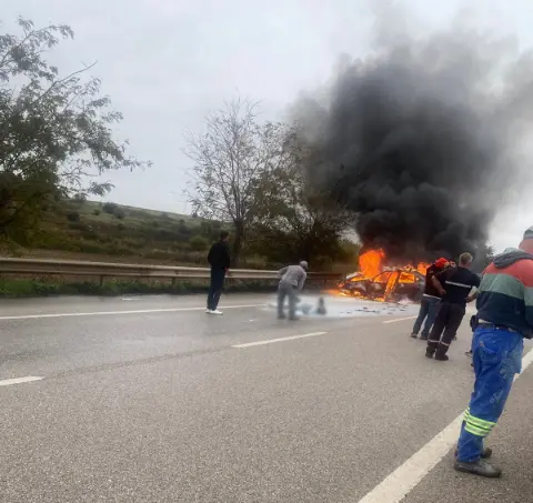 Bandırma-Çanakkale yolunda feci kaza: Araç alev aldı, 2 kişi yaralandı