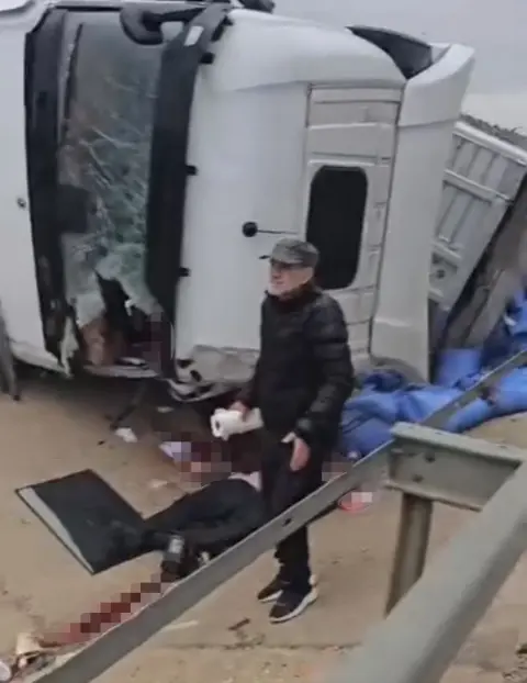 Eskişehir Sivrihisar'da tır yan yattı, 41 yaşındaki sürücünün kolu koptuğu öğrenildi