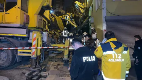 Beyoğlu’nda 5 Katlı Metruk Bina Çöktü! Bitişik Bina Tahliye Ediliyor