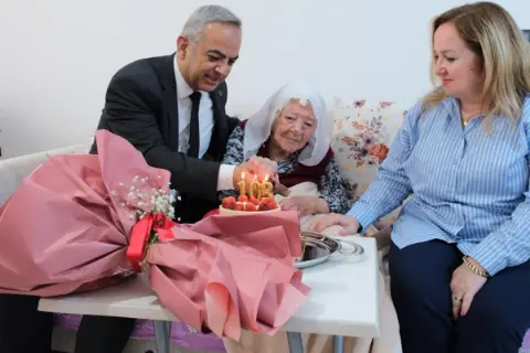 Cumhuriyet ile yaşıt 103 yaşındaki Nazife Gül 29 Ekim’i pastayla kutladı