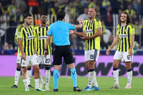 Fenerbahçe: "İsmail Kartal’ın istifasının ardından kulübümüz, yeni teknik direktörümüz belirlenene kadar Dirk Kuyt’ı Futbol A Takımımızın teknik sorumlusu olarak görevlendirmiştir