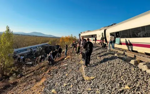 İspanya'nın başkenti Madrid'in güneyinde iki tren çarpıştı, en az 10 kişi öldü