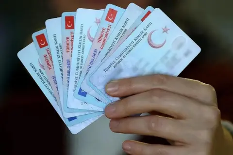 Kimliklerde büyük değişim! İlk olarak memurlar kullanacak