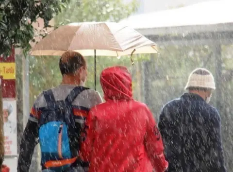İstanbul'da sağanak yağış alarmı: 7 gün boyunca mevsim normallerinin altında sıcaklık bekleniyor