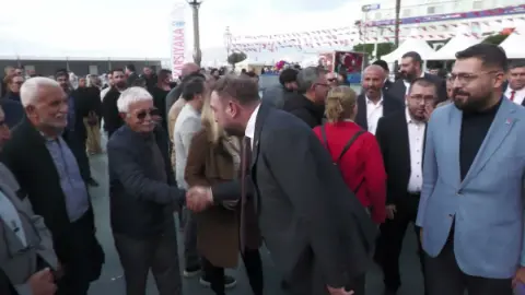 İzmir Esnafından Cumhuriyetin 103. Yılında Atatürk Anıtı'na Çelenk Sunumu