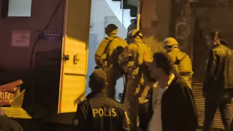Annesi para vermeyince bıçakla rehin aldı! Özel harekat gelince çatıya çıktı