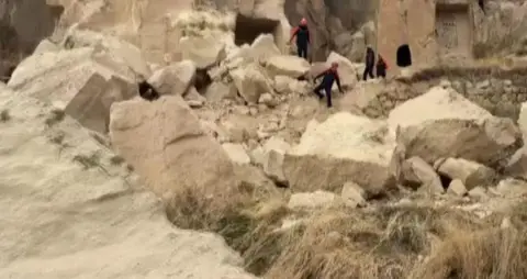Kapadokya’da peribacası çöktü: Yaralılar var