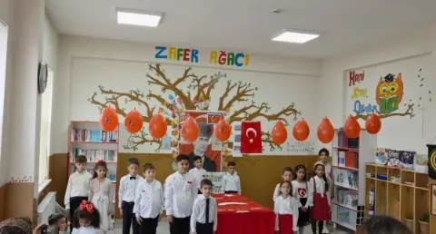 Kars Boğazköyü İlkokulu öğrencileri 103'üncü yıl için 10 kıtalık marşı ezberledi