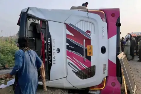 Pakistan'ın Pencap eyaletinde otobüs şarampole yuvarlandı, 5 kişi öldü, 27 yaralandı