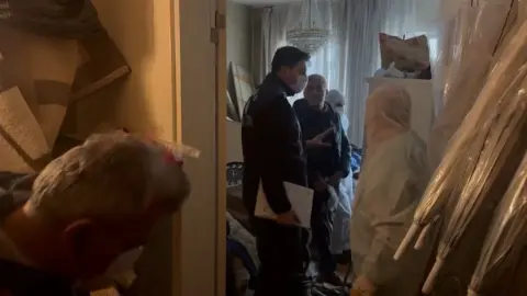 Cihangir'de kötü koku ihbarıyla girilen evden 4 ton atık çıktı! Ev sahibi uzun süredir biriktirmiş