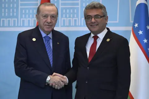 Erhürman TDT Zirvesi’nde Kıbrıs’ta çözümü anlattı