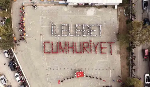 Buca'da 400 Öğrenciden Cumhuriyet'e Havadan Mesaj