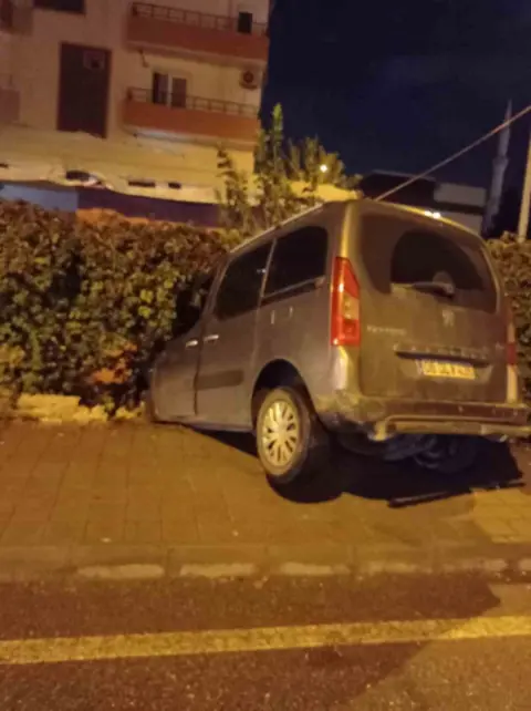 Batman’da otomobille çarpışan hafif ticari araç bahçe duvarına çarptı