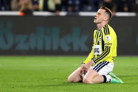 Fenerbahçe'de Kerem Aktürkoğlu'na tribünlerden tepki!