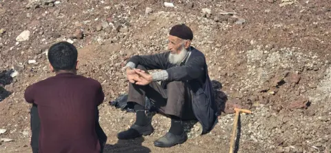 Ölüm gelmeden hazırlığını yaptı! Eşiyle kendine mezar kazdırdı