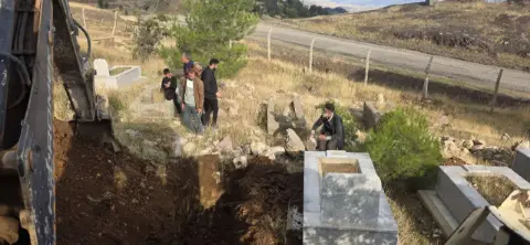 Ölüm gelmeden hazırlığını yaptı! Eşiyle kendine mezar kazdırdı