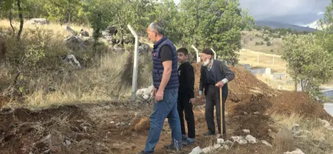 Ölüm gelmeden hazırlığını yaptı! Eşiyle kendine mezar kazdırdı