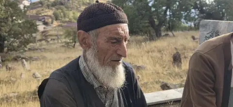 Ölüm gelmeden hazırlığını yaptı! Eşiyle kendine mezar kazdırdı