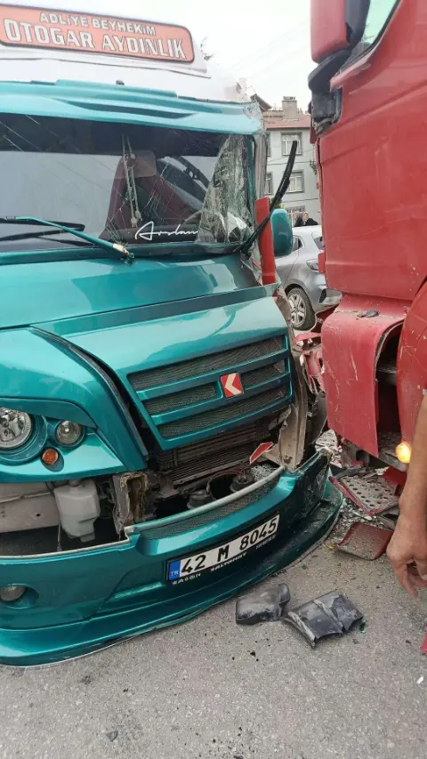 Konya’da 10 kişinin yaralandığı dolmuş kazasının görüntüleri ortaya çıktı
