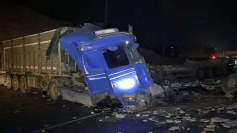 3 TIR birbirine girdi yol savaş alanına döndü! Can kaybı da var
