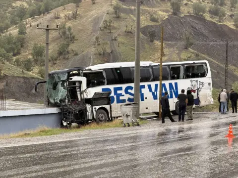 Konya plakalı TIR’la çarpışan otobüs eve girdi! Şoför öldü, 14 yaralı