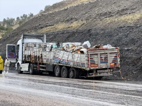 Konya plakalı TIR’la çarpışan otobüs eve girdi! Şoför öldü, 14 yaralı