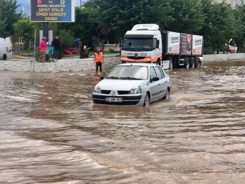 Bir ilimizde sel manzaraları! Yollar göle döndü, ev ve iş yerlerini su bastı