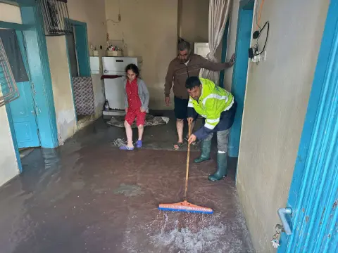 Bir ilimizde sel manzaraları! Yollar göle döndü, ev ve iş yerlerini su bastı